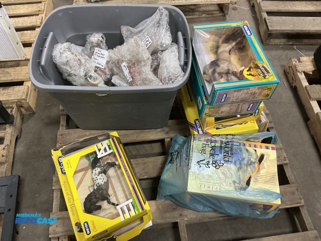 Lot 2-63374 - Lot of assorted Breyer horse figurines, collectors vintage and in mint condition