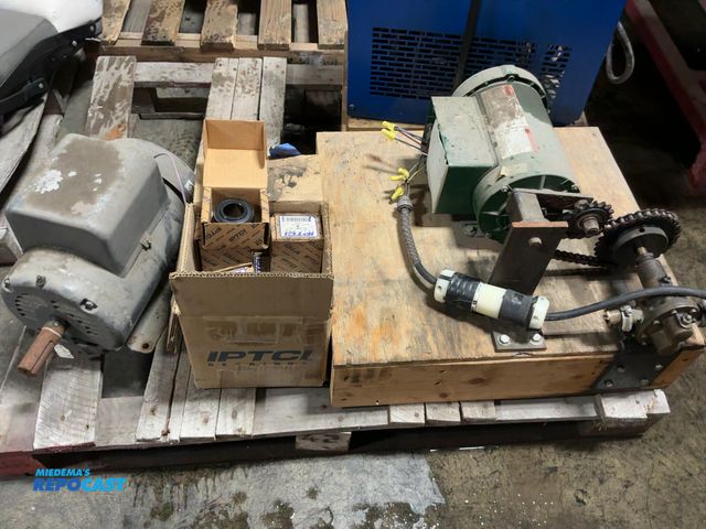 Lot 2-11179 - Lot of miscellaneous industrial items including a motor, set screw lock insert snap rings, and a mis...