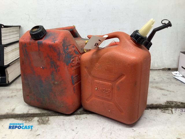 Lot 2-92009 - Lot of (3) Plastic Gas cans 2, 2.5, &amp; 6 Gals