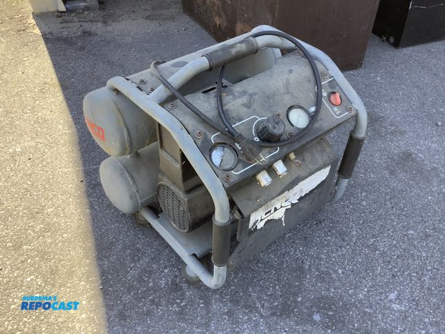Lot 2-76681 - Senco twin-tank air compressor 2.5gal