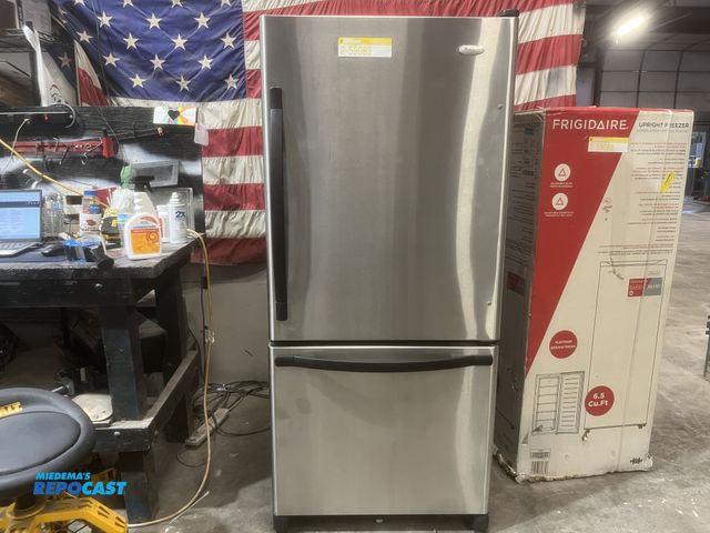 Lot 2-59082 - whirlpool gold freezer on bottom Refrigerator/Freezer ice maker in freezer  accu-chill  humidity con...