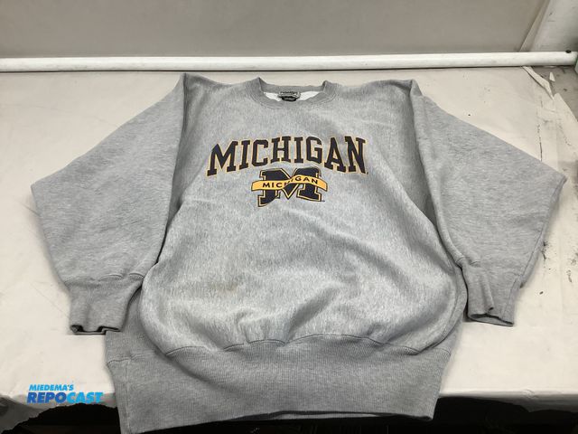 Lot 2-77108 - Steve &amp; Barry’s Vintage Michigan Wolverines sweatshirt XL