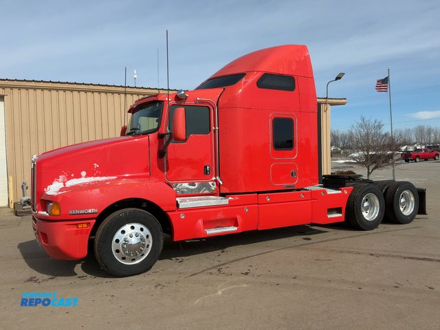 Lot 2-10046 - 2007 Kenworth T600 Semi Truck