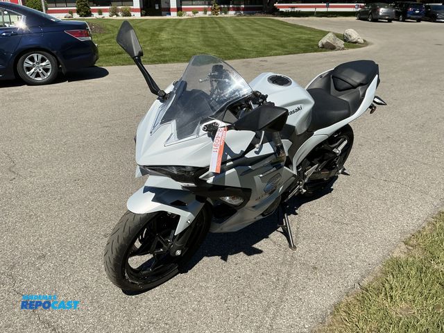 Lot 2-40911 - 2025 Kawasaki Ninja EX500 Sport Bike