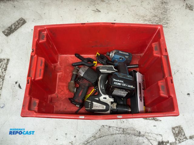 Lot 2-11082 - Lot of Assorted hand tools and power tools