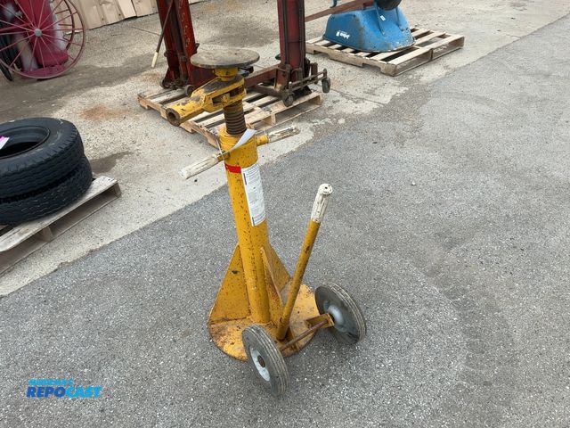 Lot 2-11043 - (1) T&amp;S Equipment Trailer Stabilizing Jack, 100,000 lb static capacity, 50,000 lb lifting capaci...