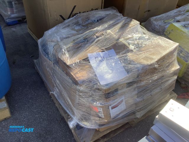 Lot 2-75152 - Pallet of electric commercial fittings, Eton conduit bodies, sealing rings, ridged connectors, compr...