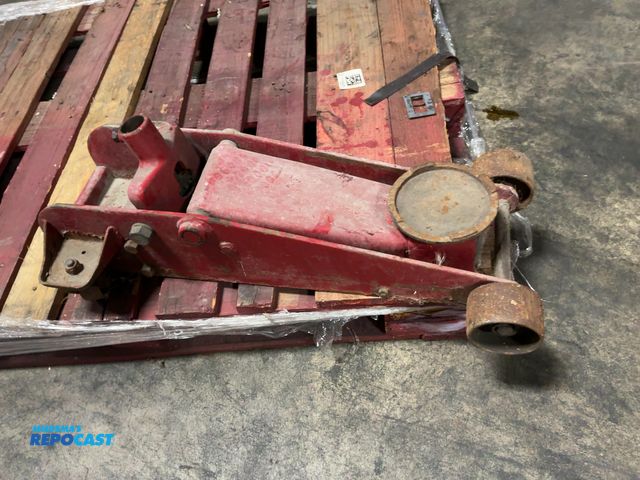 Lot 2-27818 - Heavy duty jack, unknown make and model, missing handle