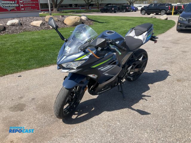 Lot 2-46627 - 2022 Kawasaki Ninja 400 Motorcycle Sport Bike