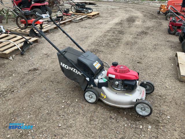 Lot 2-94908 - honda model gcv-160 self propelled walk behind lawn mower. had rear lawn and leaf bagger attachment....