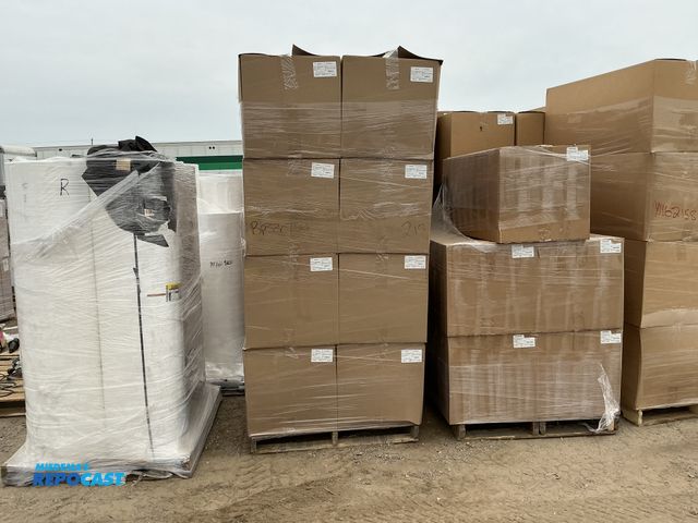 Lot 2-24725 - (8) boxes of 30”x7”+.75” Lip 3/16” 3rd web bubble bags