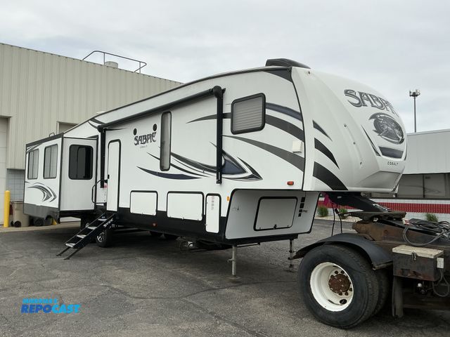 Lot 2-17525 - 2019 Palomino Sabre Cobalt 36BHQ 5th Wheel Travel Trailer