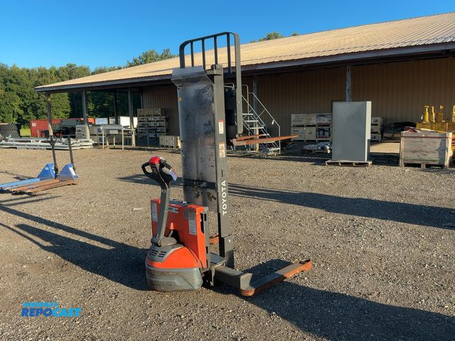 Lot 2-40680 - Toyota 8BWS10 Electric Walkie Straddle Stacker