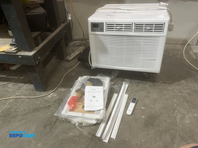 Lot 2-96345 - New Scratch & Dent Ktaxon window Window AC Unit 18,000 btu 220v without reverse cycle