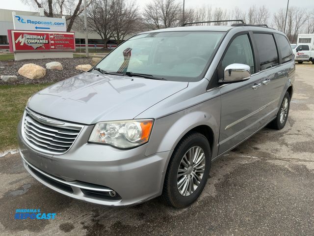 Lot 2-43359 - 2014 Chrysler Town &amp; Country Touring-L Mini Van FWD