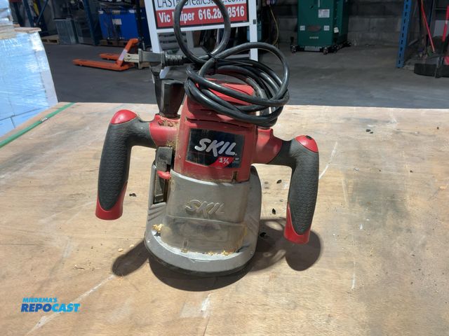 Lot 2-15276 - SKIL 1810 corded 1 \(\frac{3}{4}\) HP fixed-base router featuring a 9-amp motor and a 1/4-inch bit c...