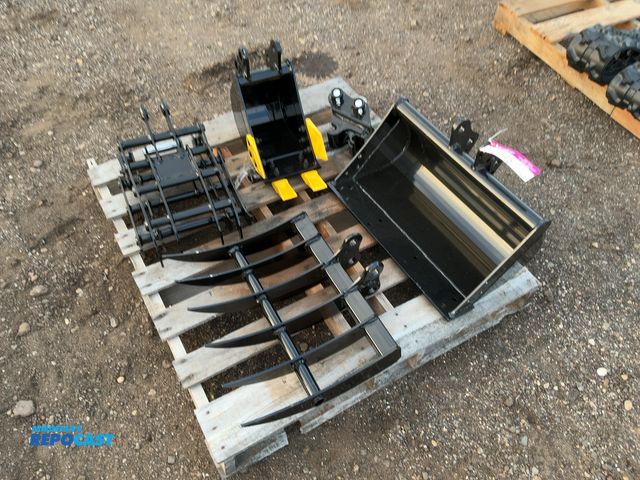 Lot 2-21645 - New 5-Piece Attachment Set for Chinese Mini Excavators, includes 23” Bucket, 8” Bucket with Teeth, 1...