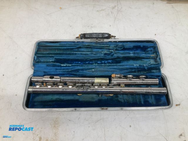 Lot 2-23836 - Sons Ambassador flute, in case.