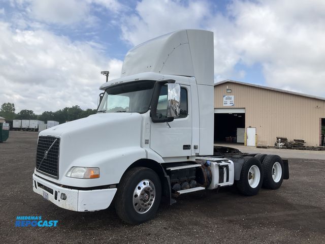 Lot 2-11099 - 2012 VOLVO VNL Day Cab 6x4 Day Cab Semi