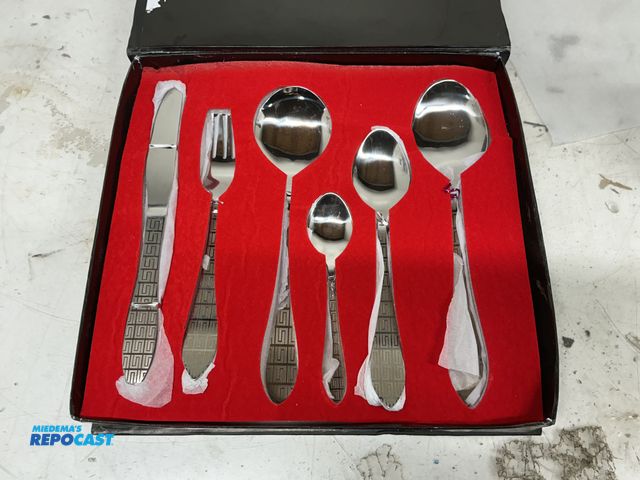 Lot 2-92171 - MHSCULTLERY - a project of SHEERAZ &amp; SONS - Stainess Steel Flatware set