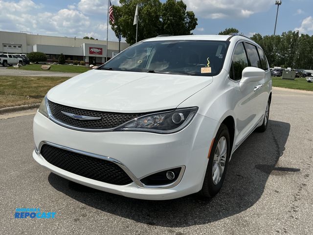 Lot 2-95915 - 2018 Chrysler Pacifica Touring Mini Van FWD