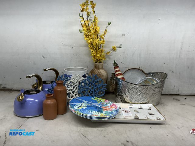 Lot 2-76933 - Lot of melamine plates and serving platters and teapots