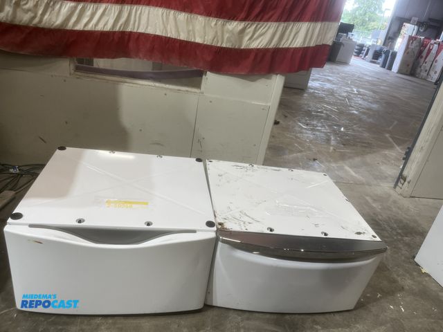 Lot 2-59098 - whirlpool storage pedestal for front load set