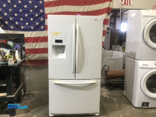 Lot 2-56729 - Samsung french door Refrigerator/Freezer in door ice and water
pizza spot in freezer
twin cooling 
h...