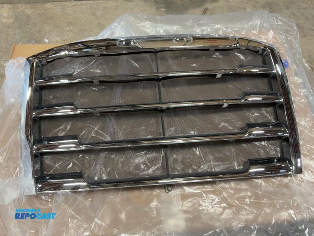 Lot 2-10620 - New Takeoff 18-23 Freightliner Cascadia Chrome Grill