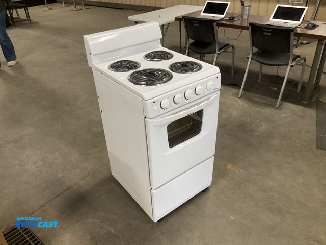 Lot 2-92384 - Amana White 4 burner electric gas stove approx. 19.5” x 24” x 42”