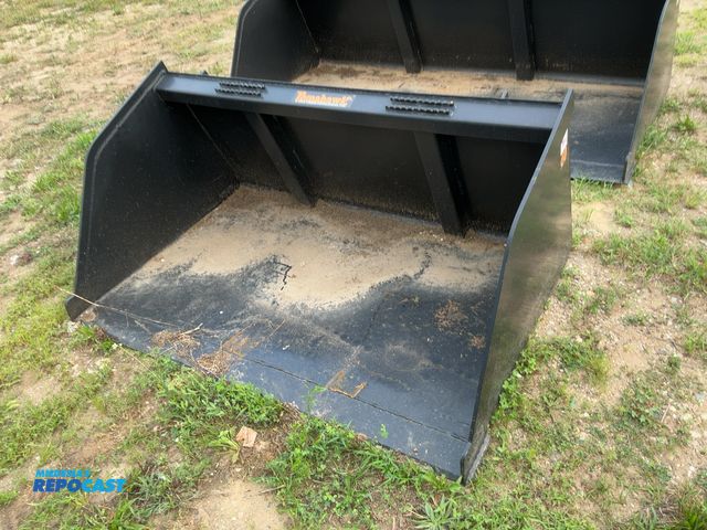 Lot 2-21277 - New Tomahawk 60" Snow/Mulch Skid Steer Bucket, Universal Quick Attach (3000-3)