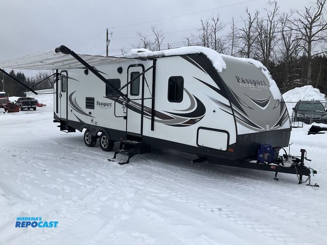 Lot 2-60826 - 2018 Keystone Passport Camper Travel Trailer