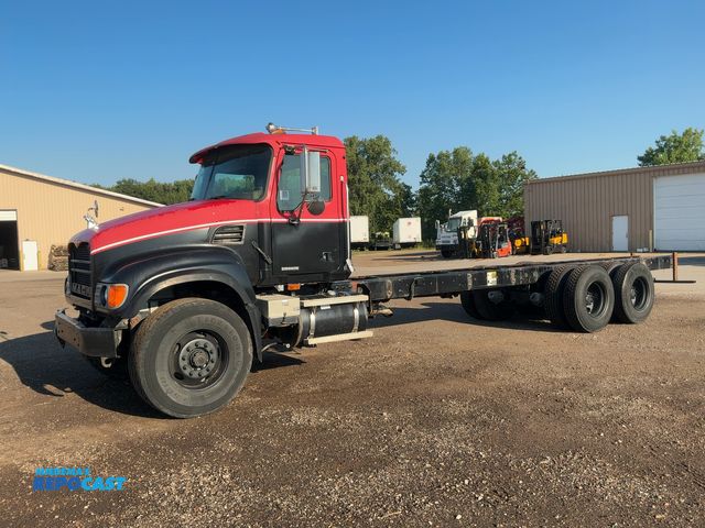 Lot 2-11221 - 2006 Mack CV713 Granite Tandem Axle Cab and Chassis