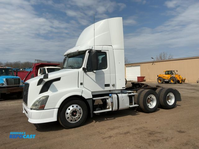 Lot 2-11613 - 2013 Volvo VNL 6X4 Day Cab Semi Truck