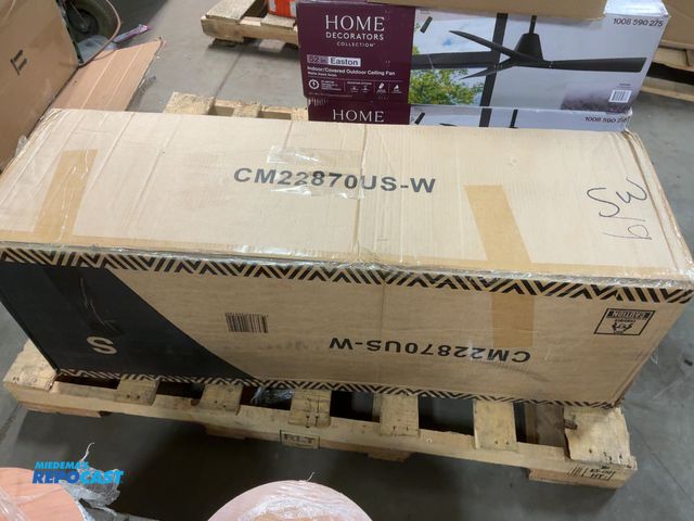 Lot 2-93445 - Pre-lit 7.5' Snow Flocked Artificial Tree (complete)