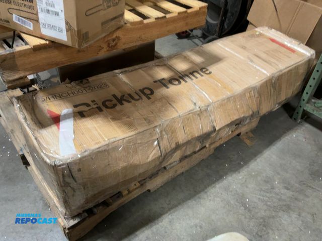 Lot 2-18872 - tonnue cover for 2016-23 Toyota Tacoma 5’ bed