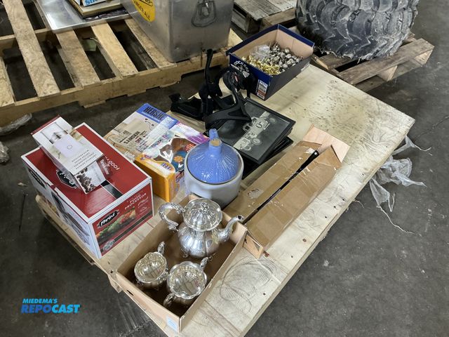 Lot 2-93341 - Lot of various household supplies including Parini food processor, tea pots, Brookstone electric cof...