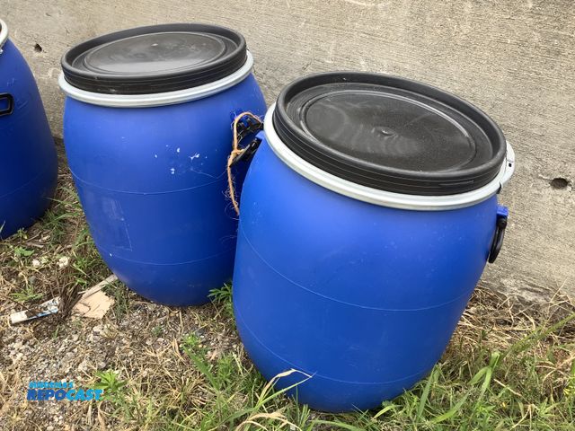 Lot 2-18418 - Lot of (2) 25 gallon blue plastic barrel with removable lid and locking rings. Clean inside. Contain...