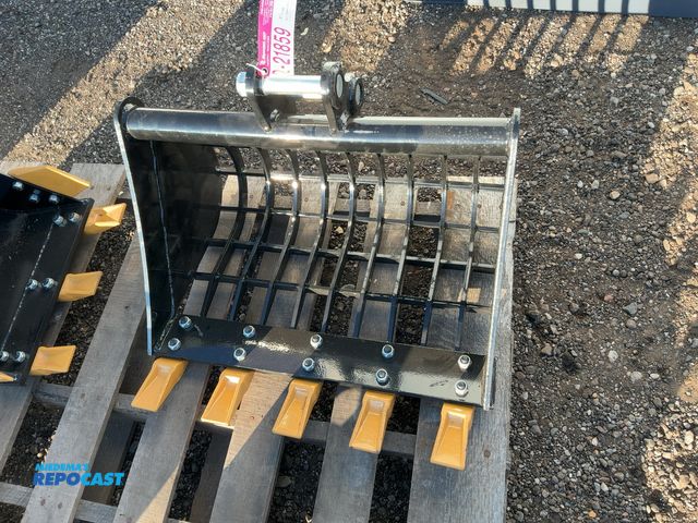 Lot 2-21859 - New 23" Skeleton Bucket with Teeth for Chinese Mini Excavator