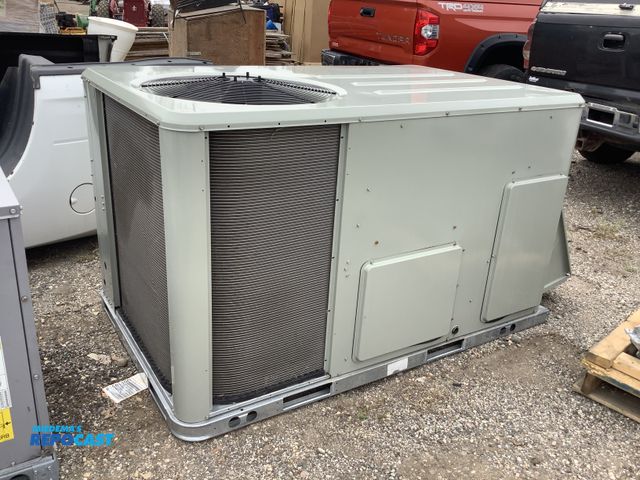 Lot 2-27240 - Trane YSC060G3RHB0000 5-ton packaged rooftop gas/electric commercial air conditioner and heating uni...