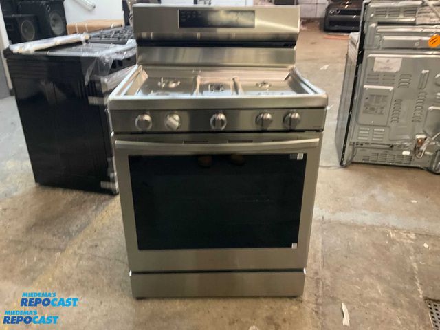 Lot 2-60897 - Scratch & Dent Gas Free Standing Samsung NX60A6711SS Range