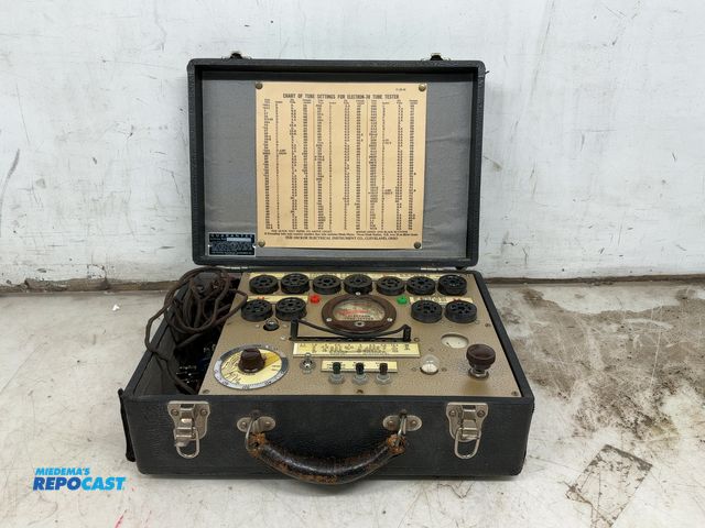 Lot 2-79302 - Antique Guarantee Electron Tube Tester S/N: 86656