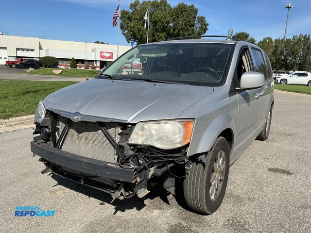 Lot 2-33419 - 2010 Chrysler Town &amp; Country Touring Other FWD