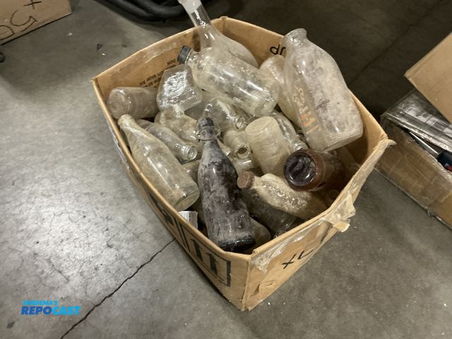Repocast.com - Lot 2-23407 - Lot of various types of old glass bottles