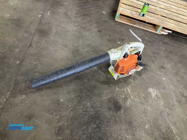 Lot 2-33114 - Stihl BG 55 leaf blower for parts or repair, missing air box cover and filter, primer bulb is broken...
