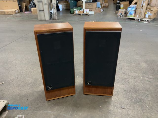 Lot 2-33306 - pair of infinity quantum 4 speakers