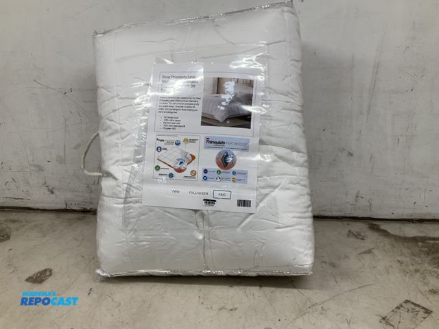 Lot 2-35143 - Lot of (1) 3M thinsulate featherless insulation bedding king size comforter white