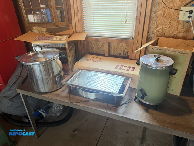 Lot 2-18772 - lot of (3) items, includes: a Presto pressure canner/cooker, a Salton automatic food warmer and a We...