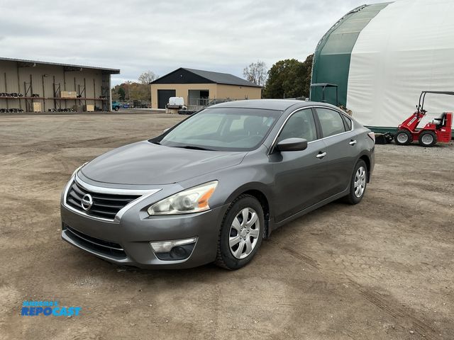 Lot 2-40146 - 2015 Nissan Altima S Sedan FWD