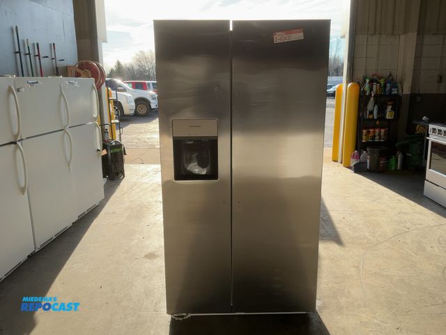 Lot 2-40431 - Scratch & Dent Frigidaire FRSS26L3AFE Refrigerator/Freezer